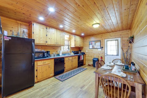 Secluded Lenoir Cabin: 4 Mi to Dtwn Blowing Rock House in Caldwell