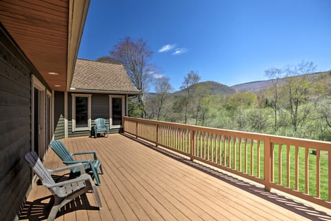 House w/Deck, Fire Pit - 15 Mins to Snowshoe! House in Shenandoah Valley