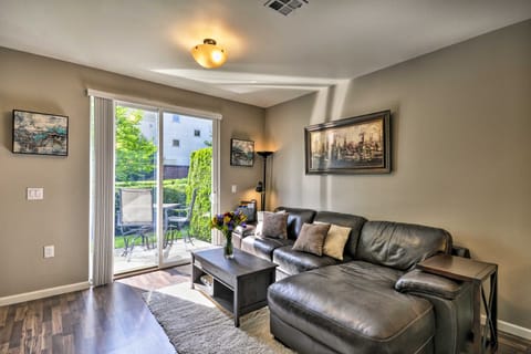 Modern Vancouver Townhome - Right on Main St! Apartment in Vancouver