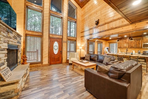 Broken Bow Cabin on 1 Acre w/ Hot Tub & Fire Pit! House in Oklahoma