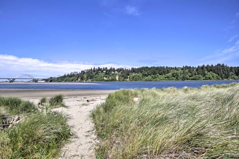 Waldport Townhome w/ Dog Run on Alsea Bay! Apartment in Waldport