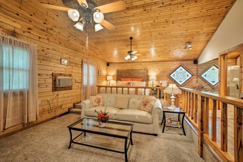 Studio w/ Deck: Near Thorncrown Chapel & Lakes House in Eureka Springs