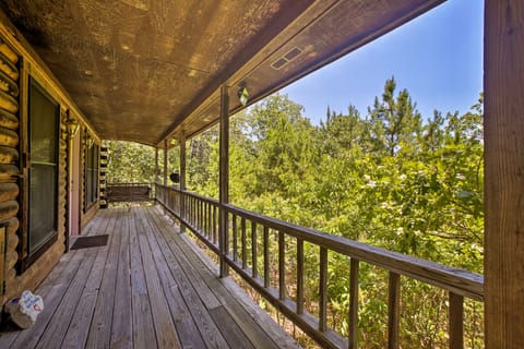 Studio w/ Deck: Near Thorncrown Chapel & Lakes House in Eureka Springs