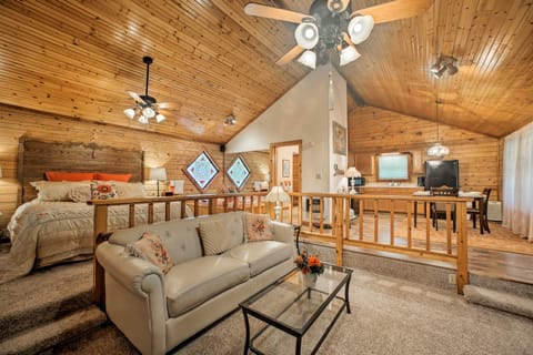 Studio w/ Deck: Near Thorncrown Chapel & Lakes House in Eureka Springs