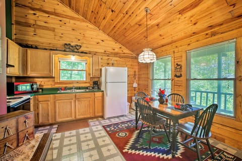 Secluded Studio w/ Deck, ~8 Miles to Beaver Lake! House in Eureka Springs