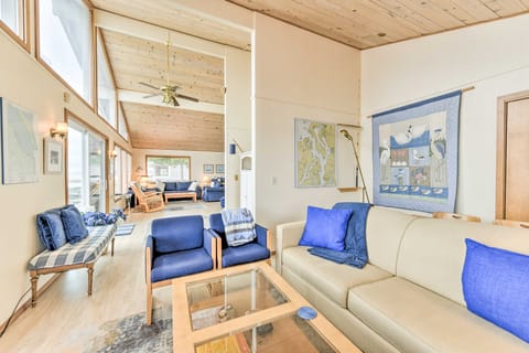 Beachfront Whidbey Island Home + Apartment! Maison in Bells Beach