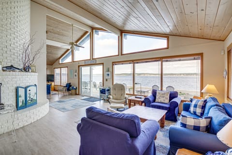 Beachfront Whidbey Island Home + Apartment! House in Bells Beach