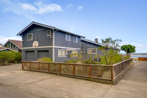 Beachfront Whidbey Island Home + Apartment! House in Bells Beach