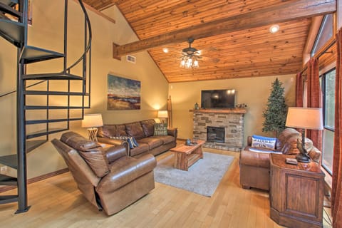 Waterfront Lake Dardanelle Home w/ Dock & Fire Pit House in Arkansas