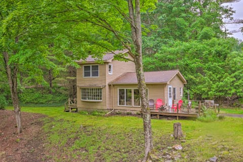 'The Mill River Cabin’ w/ Fireplace & River View! House in New Marlborough