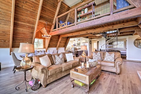 Spacious Flagstaff A-Frame Cabin w/ Deck & Views! Casa in Kachina Village