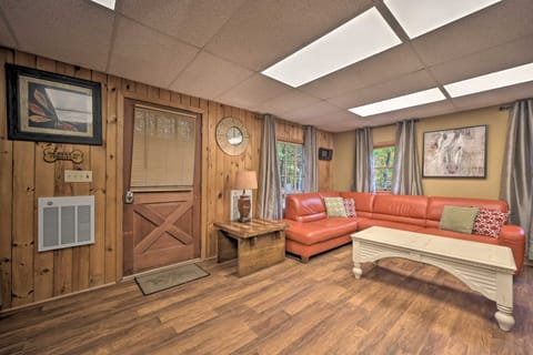 ‘John Wayne' Apartment - Deck, BBQ, Horses On-Site Apartment in Raystown Lake
