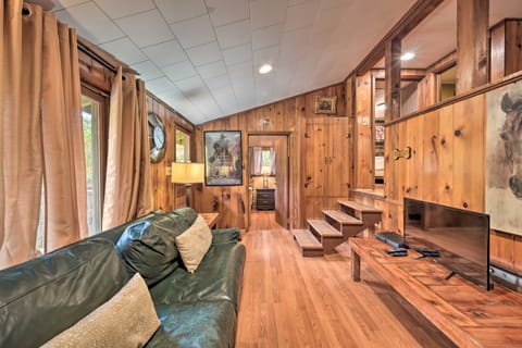 'Wyatt Earp Cabin' w/ Deck, 1 Mi to Raystown Lake! House in Raystown Lake