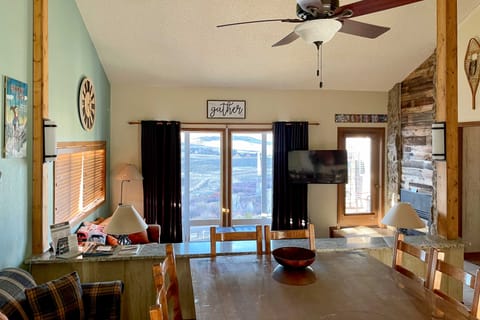 Cozy Ski-In/Ski-Out Granby Condo w/ Hot Tub! Apartment in Granby