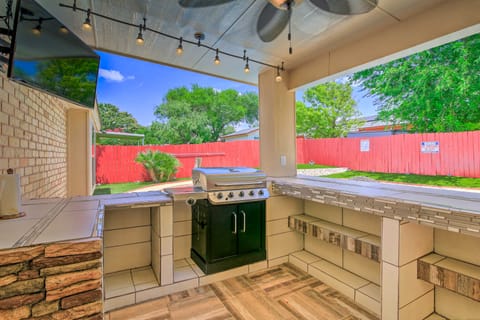 San Antonio Oasis w/ Hot Tub, Pool & Outdoor Bar! House in San Antonio