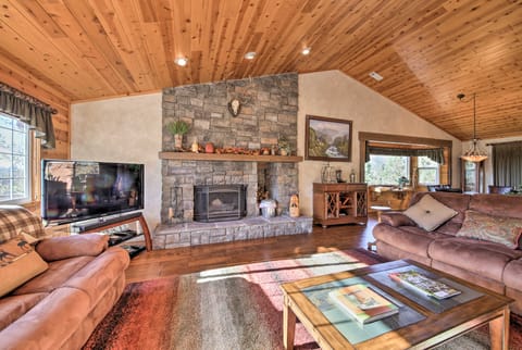 Luxe Big Bear Home - Hot Tub, 2 Decks & Game Room House in Big Bear