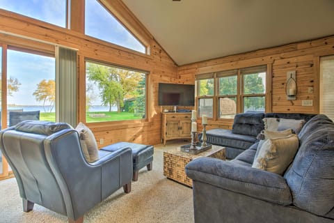 Waterfront Cabin in Detroit Lakes w/Deck+Yard House in Detroit Lakes