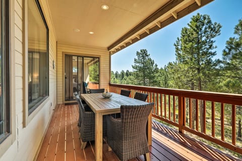 Flagstaff Home w/ Decks, Patio & Forest View! Haus in Flagstaff