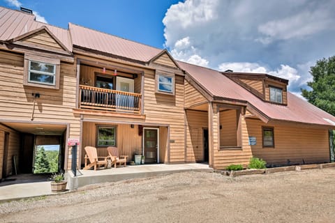 Cabin-Style Condo w/ Deck Near Angel Fire Resort Apartment in Angel Fire