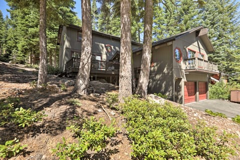 Bright Lake Tahoe Cabin: Fireplace, Grill & Decks! Maison in Tahoe Vista