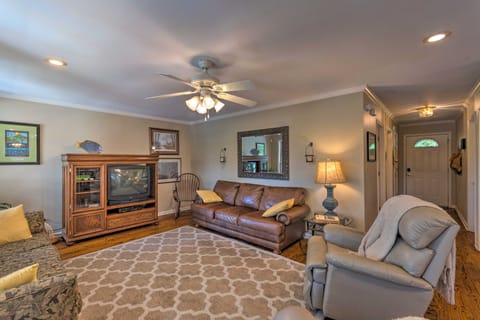 9 Mi to Hot Springs: Lake Catherine Home w/ Dock House in Arkansas