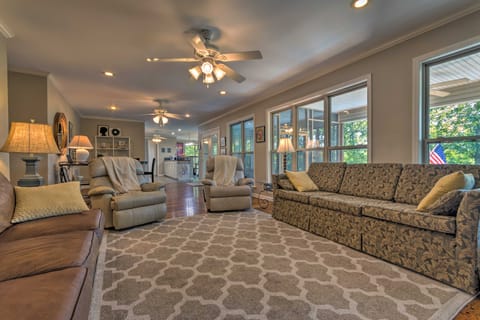 9 Mi to Hot Springs: Lake Catherine Home w/ Dock House in Arkansas