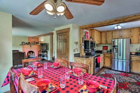 Cozy Home w/Deck & Mountain Views, Walk to Casinos Maison in Central City