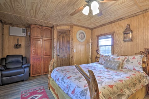 Pet-Friendly Cabin, 3 Mi to Show Low Lake! House in Show Low