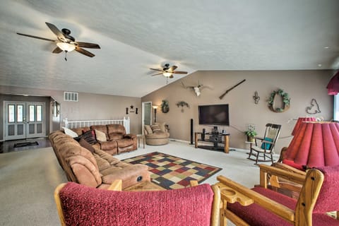Pet-Friendly, Lakefront Home in Golden w/ Patio! Casa in Roaring River Township
