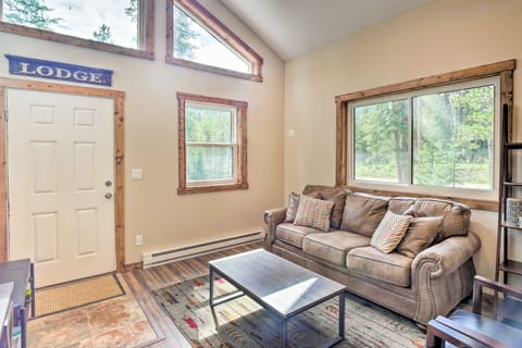 5 Mi to Ski Resort: Mtn-View Breck Home w/ Hot Tub House in Blue River