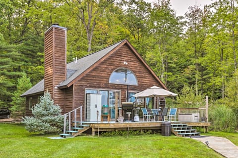 Secluded Bass Lake Cabin, 9 Mi. to Traverse City! Haus in Bass Lake