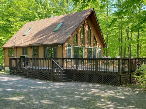 Cozy Arrowhead Lake Cottage w/ Fireplace & Deck! Cottage in Coolbaugh Township