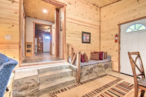 Updated Cabin w/ Porch, Mins to Cossatot River House in Arkansas