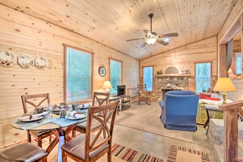 Updated Cabin w/ Porch, Mins to Cossatot River House in Arkansas