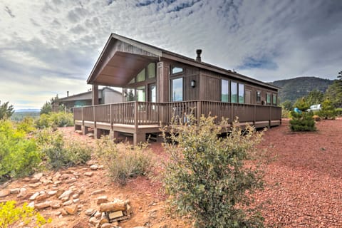 Lavish Pine Cabin w/ Hot Tub, Deck + Mountain View House in Pine