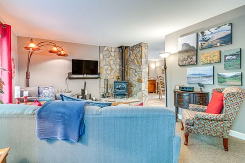 Cozy Hideaway w/ Grill, 17 Mi to Asheville House in Black Mountain