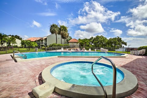 Oceanview Tierra Verde Escape with Balcony & Pool! Apartamento in Tierra Verde