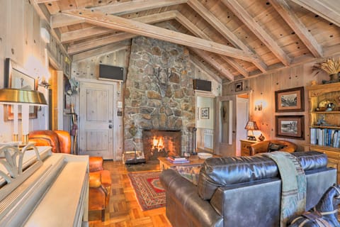 'Old Tahoe' Brockway Lodge w/Hot Tub & Lake Views! House in Brockway