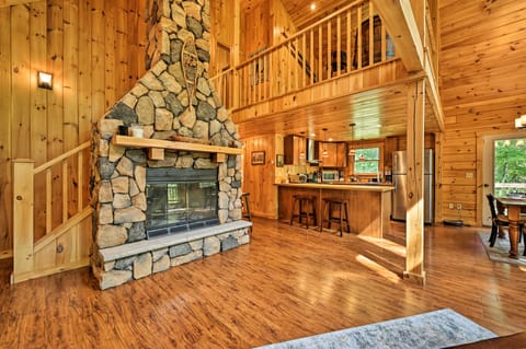 Private Chester Home w/ Deck, Mins to Skiing! Casa in Chester