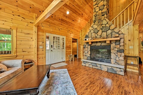 Private Chester Home w/ Deck, Mins to Skiing! Casa in Chester