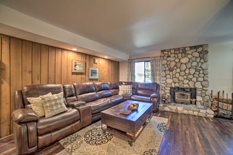 Mammoth Lakes Condo, Walk to Shuttle+Village Apartment in Mammoth Lakes