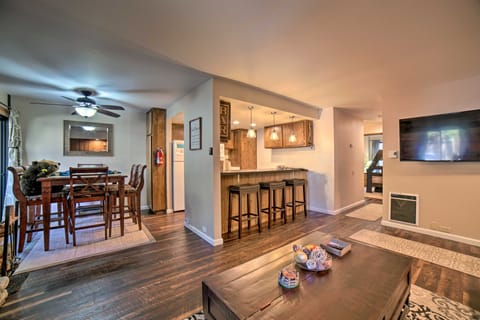 Mammoth Lakes Condo, Walk to Shuttle+Village Apartment in Mammoth Lakes