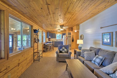 Lakefront Family Escape w/ Views, Dock, & Kayaks! Maison in Nelson Lake