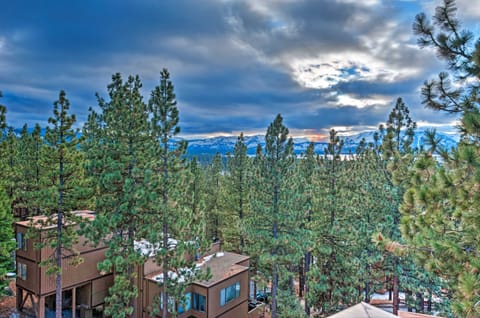 Tahoe Retreat w/ Views - 2 Miles to Nevada Beach! Condominio in Round Hill Village