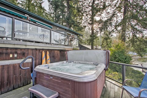 Beautiful Home on Hood Canal w/ Hot Tub & Dock! Haus in Hood Canal