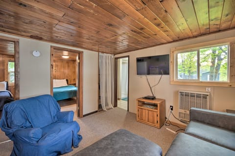 Cozy Cabin w/ Deck & Private Dock on Nelson Lake! Haus in Nelson Lake
