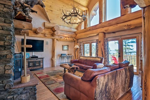 'Burning Sky Lodge': Private Hot Tub & Ski-In/Out House in Angel Fire