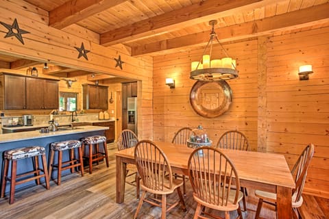 Luxury Lodge: Hot Tub, Snowmobiling & ATV Access! House in Kittitas County