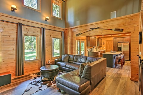 Luxury Lodge: Hot Tub, Snowmobiling & ATV Access! House in Kittitas County