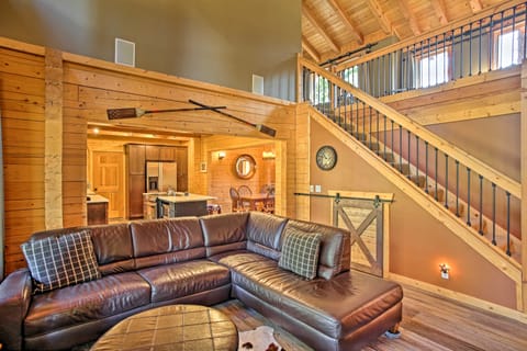 Luxury Lodge: Hot Tub, Snowmobiling & ATV Access! House in Kittitas County